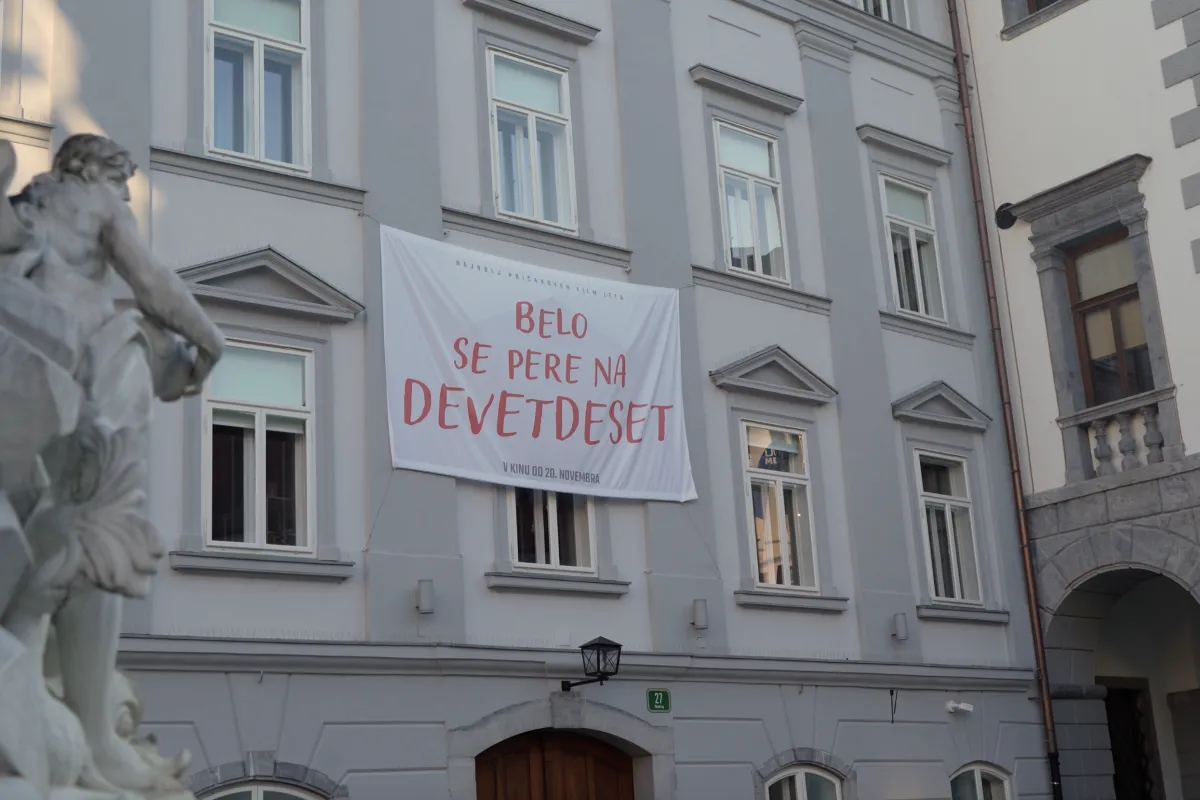 belo se pere na devetdeset